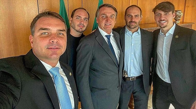 Assessora de Carlos Bolsonaro pediu informações de inquéritos para assistente de Ramagem 