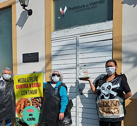 Ambientalistas protestam contra construção de aterro na cidade de Viamão (RS)