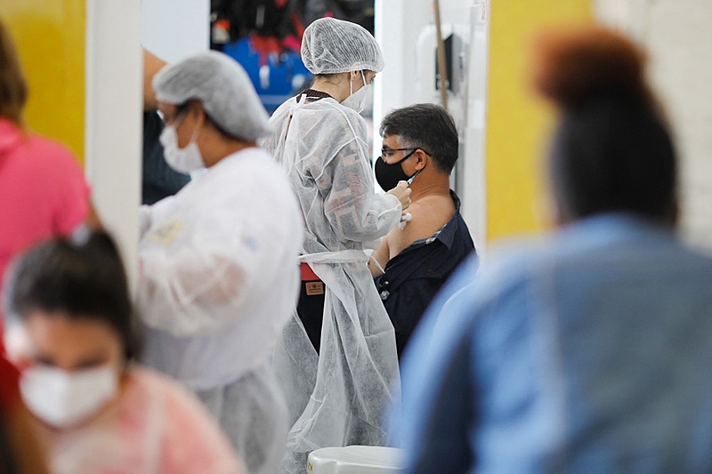 Variante ômicron do novo coronavírus já é predominante entre os brasileiros
