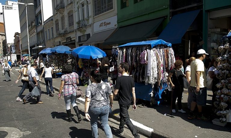 Mais da metade dos autônomos que já tiveram carteira assinada querem voltar para a CLT