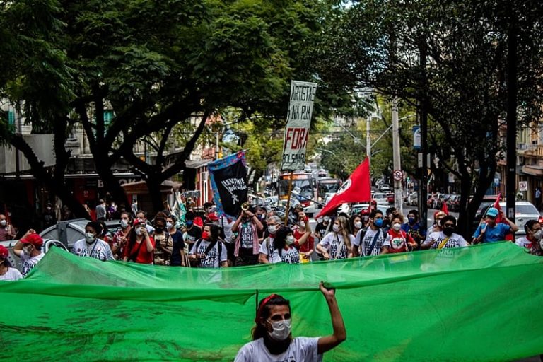 Cresce o número de jovens eleitores, mas eles têm pouco interesse pela política além do voto