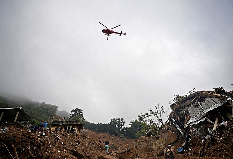 Avião sobrevoa cidade de Petrópolis após tempestades; prefeitura decretou calamidade pública