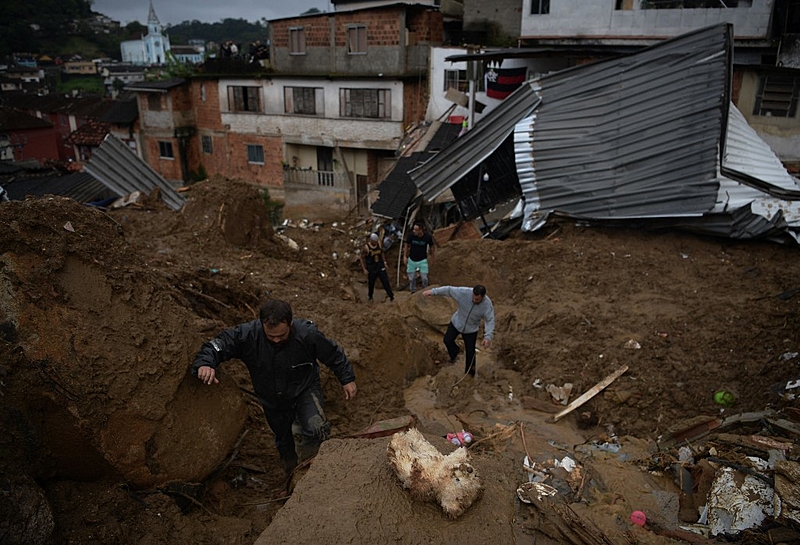 Campanhas arrecadam doações de roupas e alimentos para desabrigados de Petrópolis (RJ)