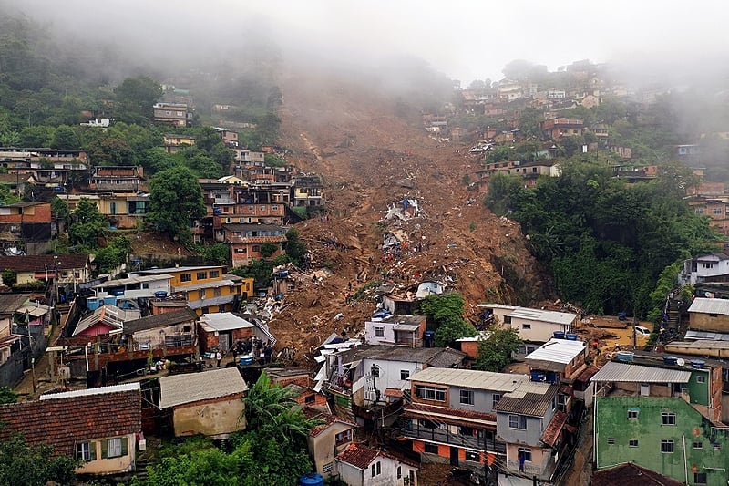 Vista aérea após deslizamento de terra em Petrópolis (RJ), nesta quarta (16); inundações em grande escala destruíram centenas de propriedades e mataram pelo menos 100 pessoas até o momento