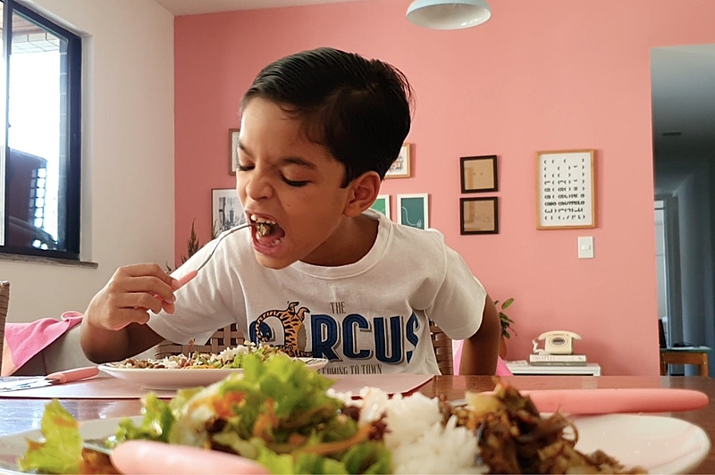 criança comendo