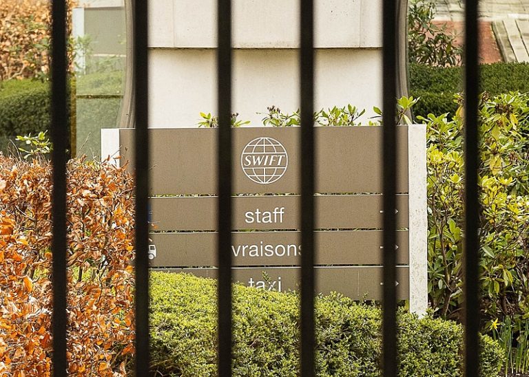 Entenda o que é o sistema Swift e veja situações em que ele foi usado como arma de guerra