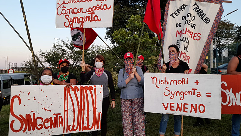 Mulheres do MST realizam ato em frente à Syngenta, em Paulínia (SP), para denunciar a multinacional e o PL do Veneno, que flexibiliza aprovação de agrotóxicos no país