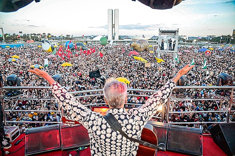 Caetano Veloso reúne milhares de pessoas na Praça dos Três Poderes, em Brasília contra "Pacote do Veneno" na quarta (9)