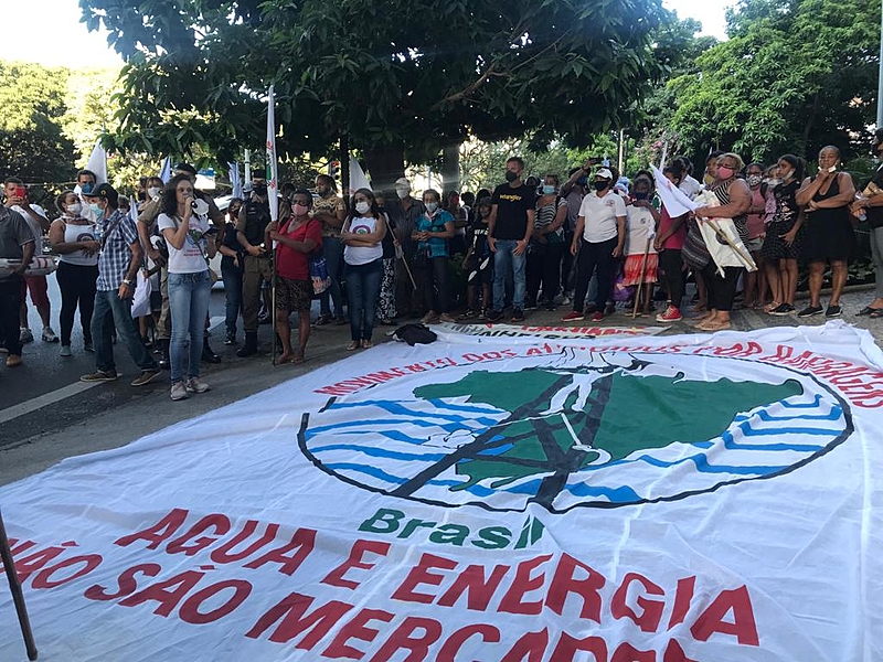 Atingidos promovem ato em frente à mineradora ArcelorMittal, em Belo Horizonte (MG), para cobrar direitos; Barragem Serra Azul está em nível 3 de emergência
