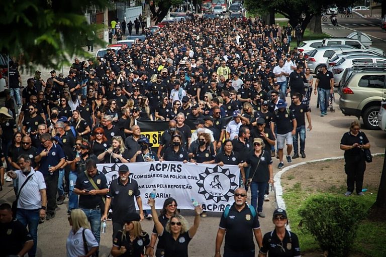 RS: servidores da segurança marcham até palácio do governo para cobrar reposição salarial