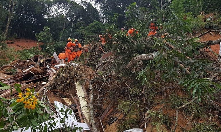 “Barulho e gritos de socorro”, relata mulher que ajudou vítima de desabamento em Petrópolis