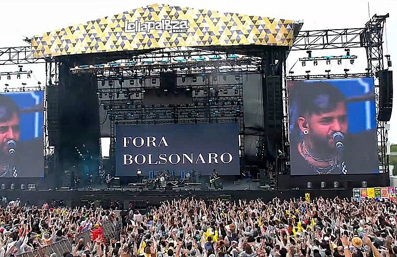 A banda Freno projetou um "Fora, Bolsonaro" no telão do festival Lolapalooza, no domingo (27), após proibição do TSE