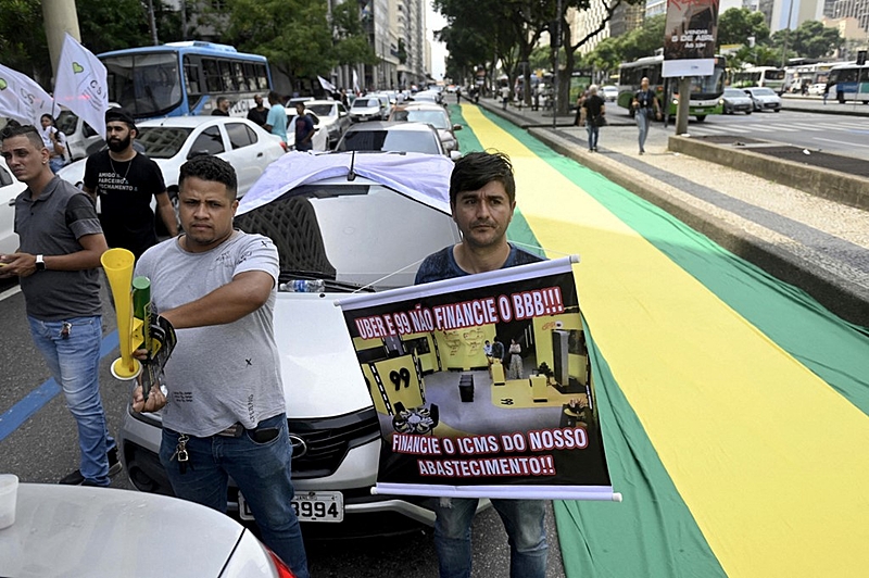 Mortoristas da Uber e da 99 protestam por melhores condições de trabalho no Rio de Janeiro na terça-feira (29)