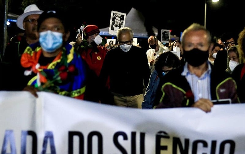 caminhada do silêncio de 2022 com centenas de pessoas com máscaras