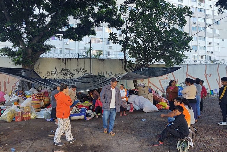 Indígenas seguem acampados próximo a prédio abandonado da Prefeitura de Porto Alegre