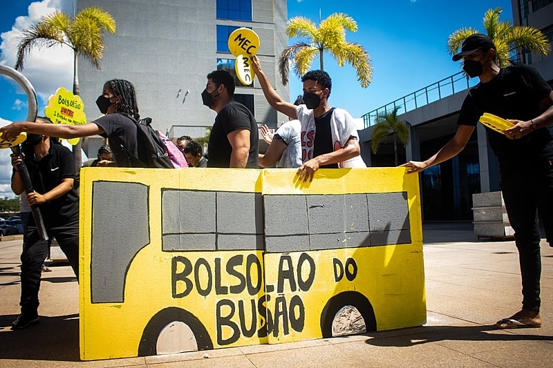 MST protesta contra superfaturamento nas compras do fundo do MEC em Brasília nesta quarta-feira (5)
