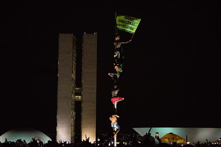 Jovem e moderna, cidade de sonhos e cercamentos
