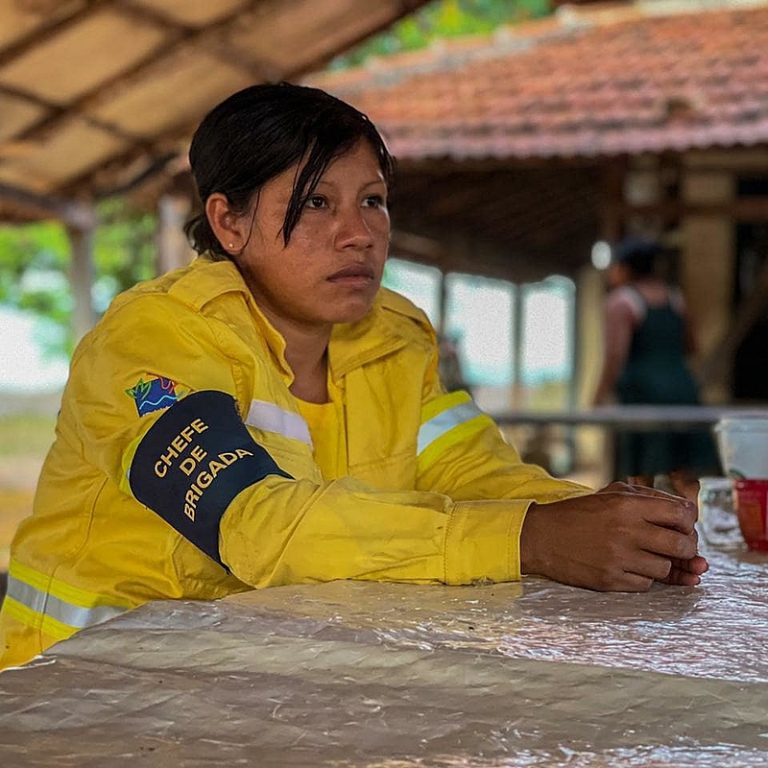 Com ameaças crescentes, mulheres indígenas atuam como brigadistas para "acalmar" o fogo