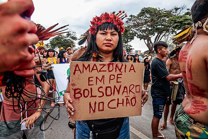 Faixas e cartazes de protesto contra Bolsonaro estiveram entre os destaques da marcha indígena
