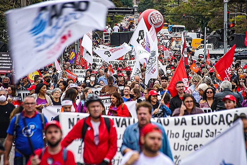 Servidores públicos do PR protestam pelo pagamento da data-base e contra retirada de direitos nesta sexta (29)