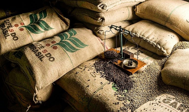 Tarifaço de Trump deve aliviar preço do café no Brasil, que dobrou desde 2024