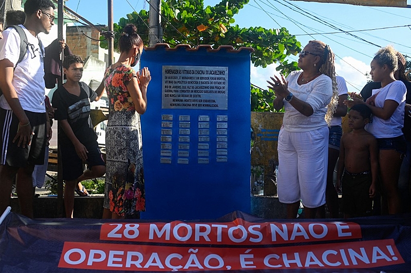 Placa colocada pela comunidade do Jacarezinho, no Rio de Janeiro (RJ) para homenagear 28 mortos da chacina que ocorreu em maio do ano passado foi destruída por policiais nesta terça (11)