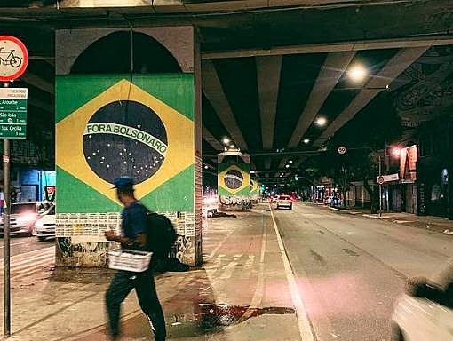 Colunas do Minhocão em SP amanheceram nesta segunda (16) com pinturas da bandeira do Brasil com inscrições de "Fora Bolsonaro"