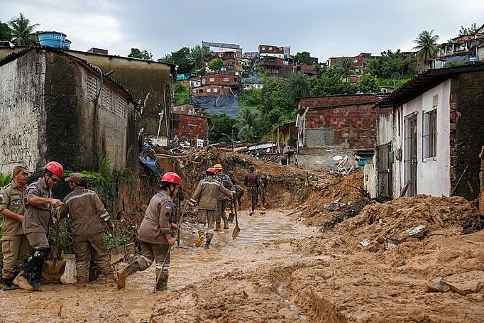 Fortes chuvas causam deslizamentos e dezenas de mortes em Pernambuco; trabalhadores atuam para encontrar desaparecidos no domingo (29)