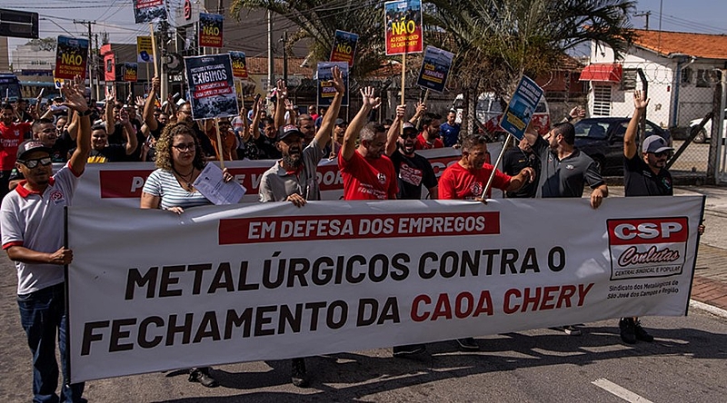 Trabalhadores da Caoa Cherry durante passeata
