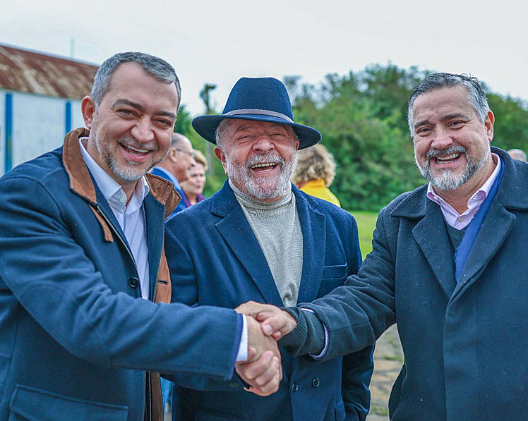 Lula chega em Porto Alegre nesta quarta (1), ao lado de Edegar Pretto (PT), pré-candidato ao governo do RS, e o deputado federal Paulo Pimenta (PT/RS)