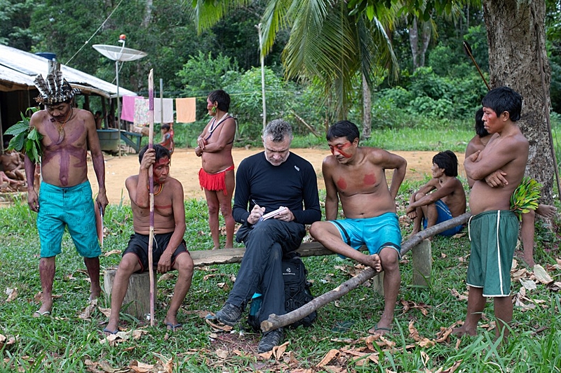 Em foto de 2019, Dom Phillips entrevista indígenas em Roraima; jornalista britânico segue desaparecido nesta terça-feira (7)