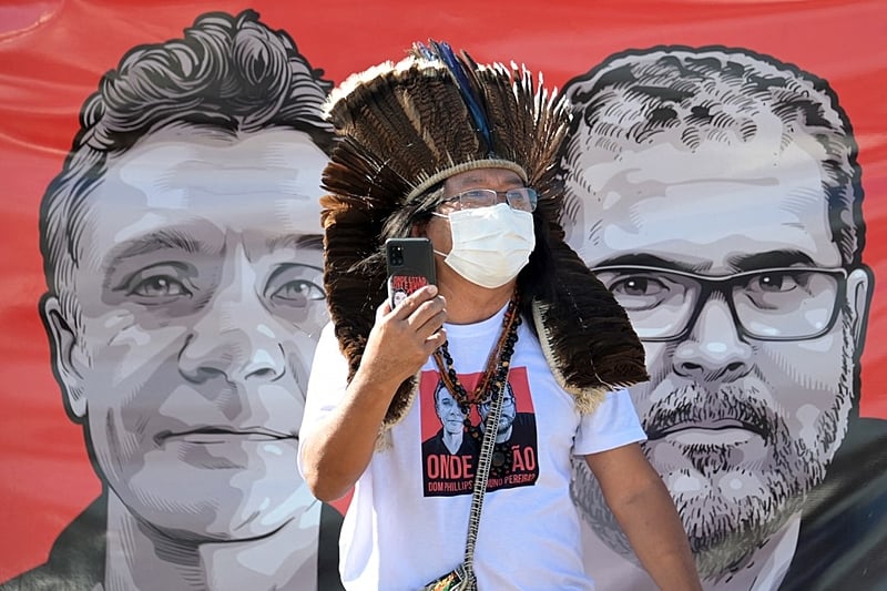 Kamuu Dan Wapichana protesta em frente ao Ministério da Justiça em Brasília nesta terça-feira (14); indígenas e servidores da Funai cobram respostas por desaparecimento de Bruno e Dom Phillips