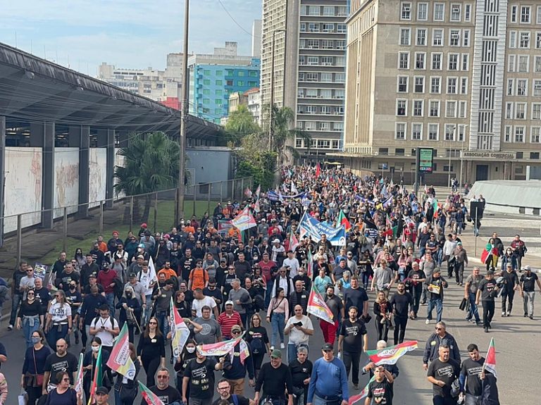 Movimentos e entidades vão às ruas de Porto Alegre em defesa da democracia nesta quinta (11)