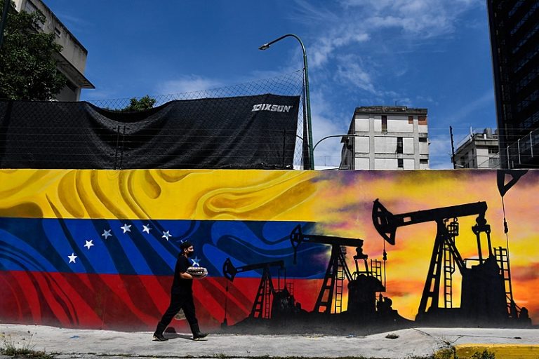 Após acordo entre governo e oposição, EUA liberam operações da Chevron na Venezuela