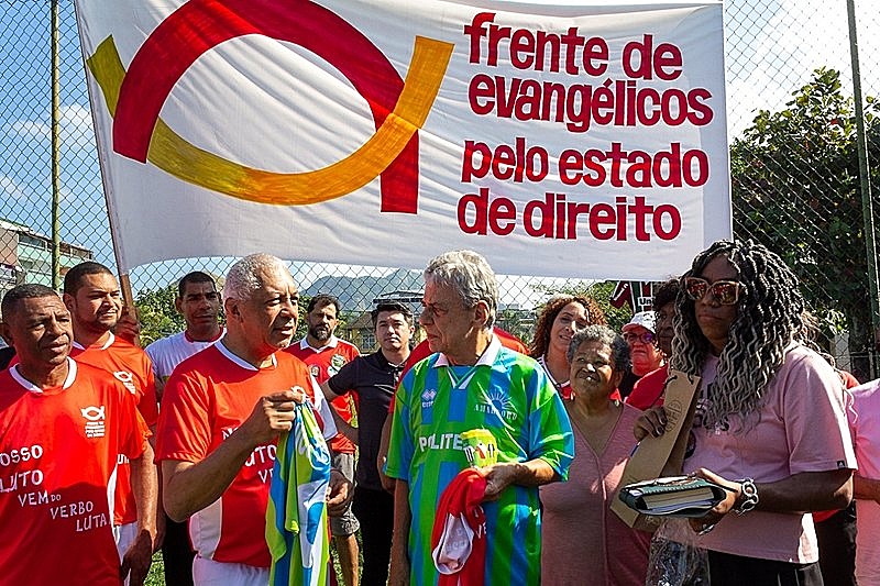 Chico Buarque reuniu seu tradicional time de futebol, o Politeama, para uma partida de confraternização com o time da Frente de Evangélicos pelo Estado de Direito, na última quinta-feira (21)