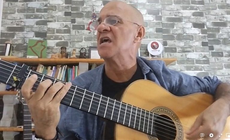 Artigo | Pedro Munhoz abre o peito e deixa o coração à mostra em novo CD