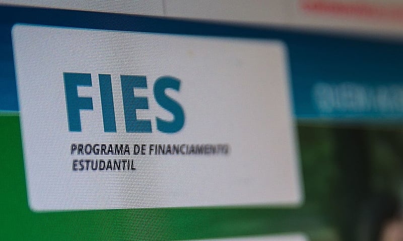 Para concorrer ao Fies também é necessário possuir renda familiar mensal bruta de até três salários mínimos por pessoa