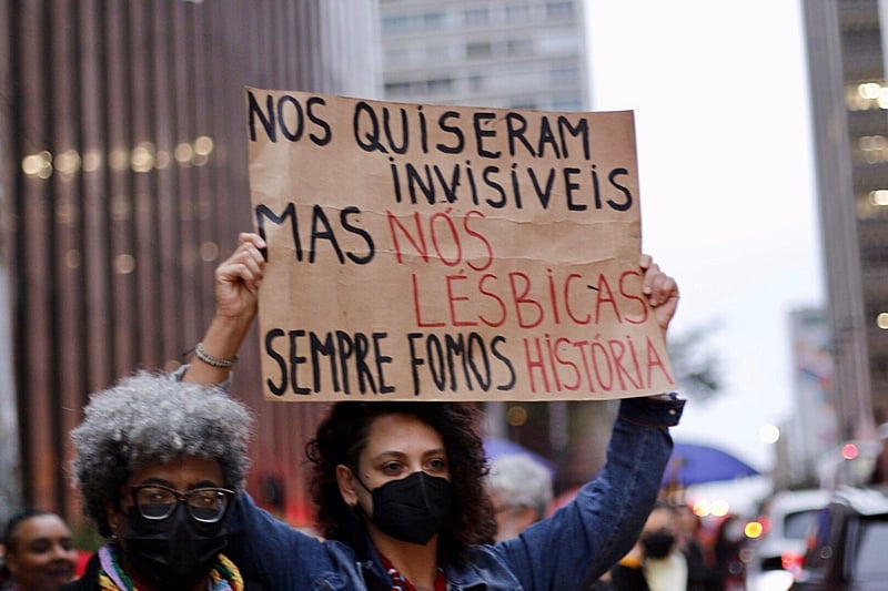 mulheres com cartazes