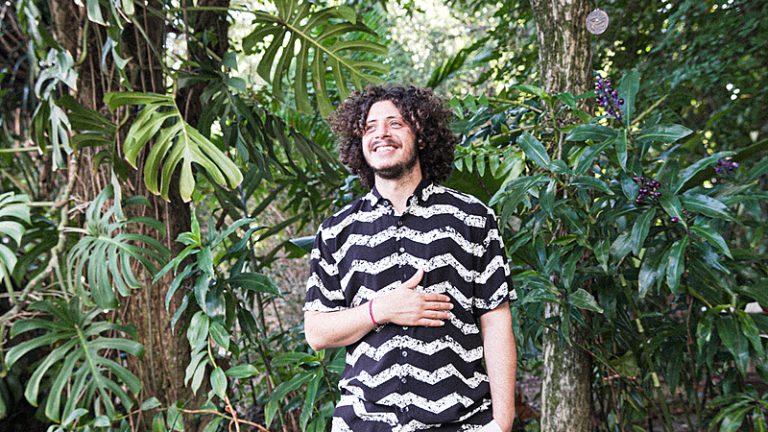 Thiago Ramil faz show solidário contra a fome no Solar dos Câmara