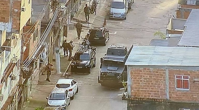 Com blindados e helicópteros, operação policial resulta em três mortes na Maré (RJ)