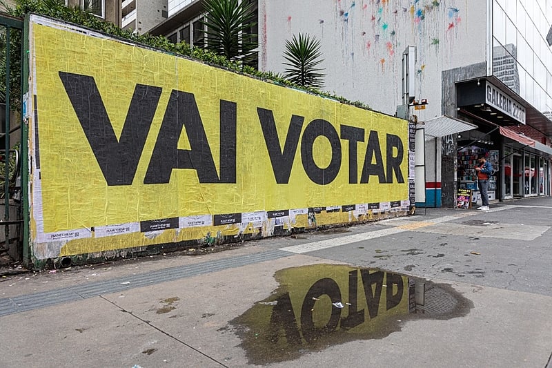 Cartaz em São Paulo chama a população para votar no próximo domingo