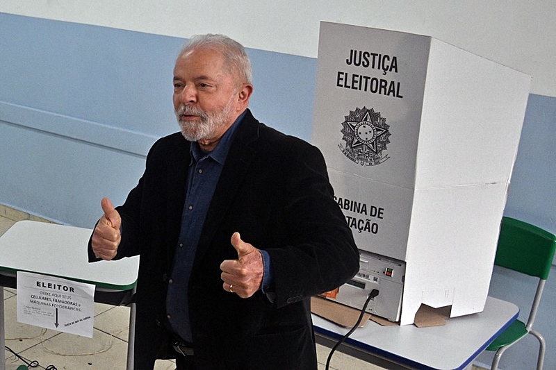 Lula vota em São Bernardo do Campo com expectativa de vitória no 1º turno