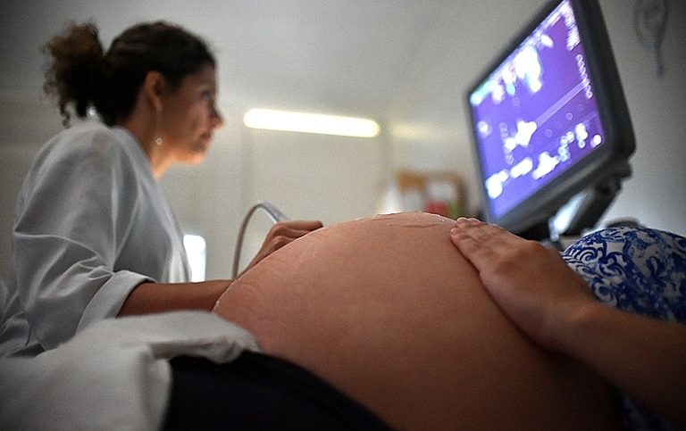 Conheça as leis que garantem os direitos da gestante no país