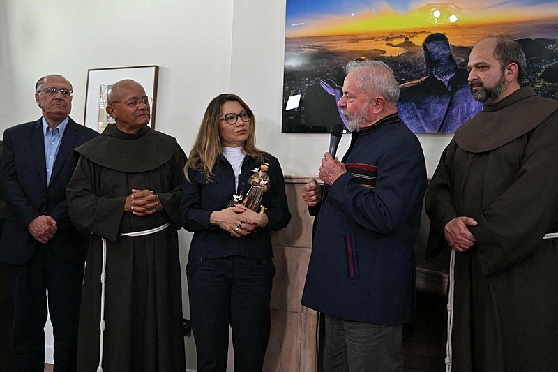Ex-presidente esteve com freis franciscanos no dia de São Francisco de Assis