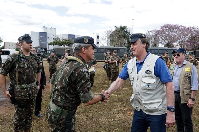 Investigação está mais perto de Bolsonaro, avalia cientista política sobre prisão de militares