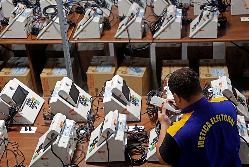 Trabalhadores do TRE em Curitiba preparam urnas eletrônicas para o segundo turno