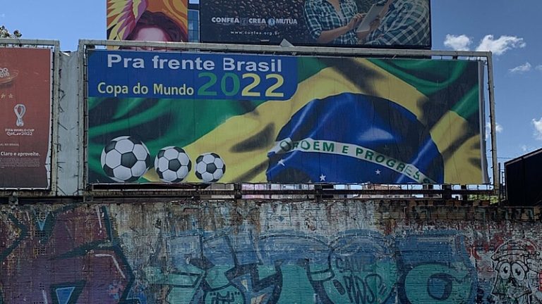 Juiz determina remoção de outdoors que usam Copa do Mundo para suposta propaganda eleitoral