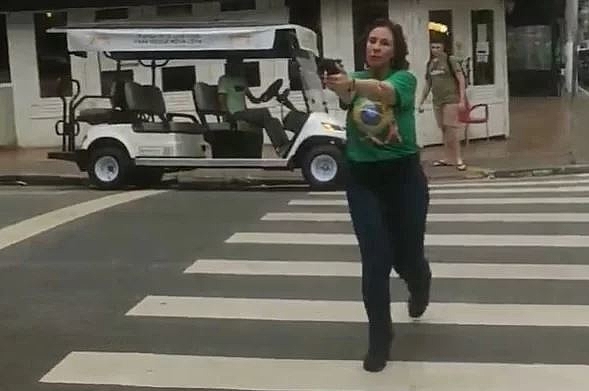 Alvo de pedidos de cassação, bolsonarista Carla Zambelli viaja aos Estados Unidos