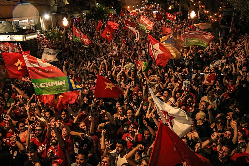 Multidão tomou as ruas da Cidade Baixa na noite deste domingo (30) em comemoração à vitória de Lula