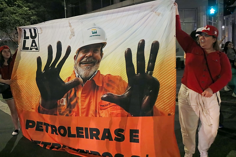 Apoiadores de Lula tomaram o Centro da capital do Paraná em comemoração à vitória do novo presidente